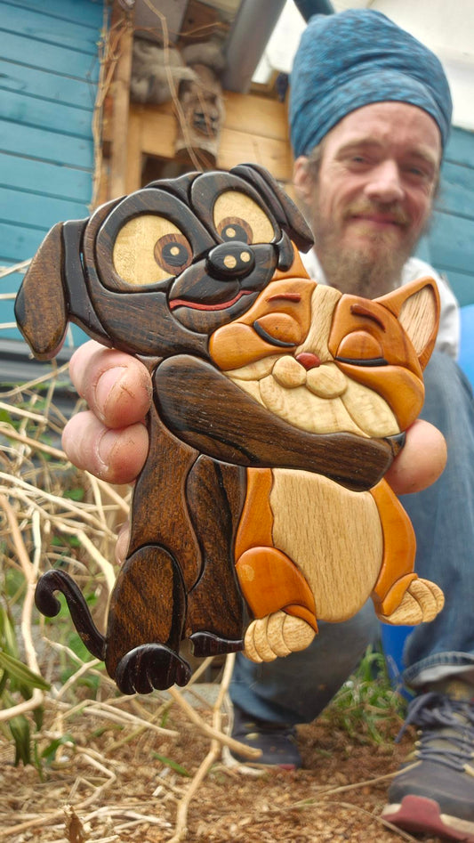 Art de l'Intarsia "Le calin du Chien et chat sur le sable"