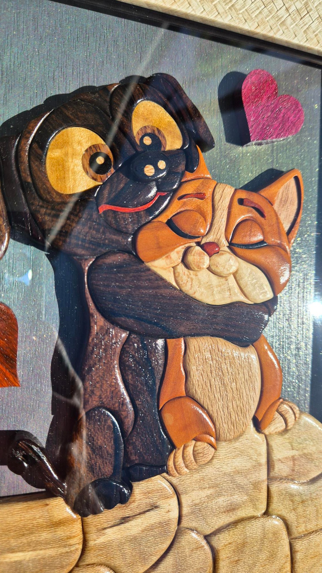 Art de l'Intarsia "Le calin du Chien et chat sur le sable"