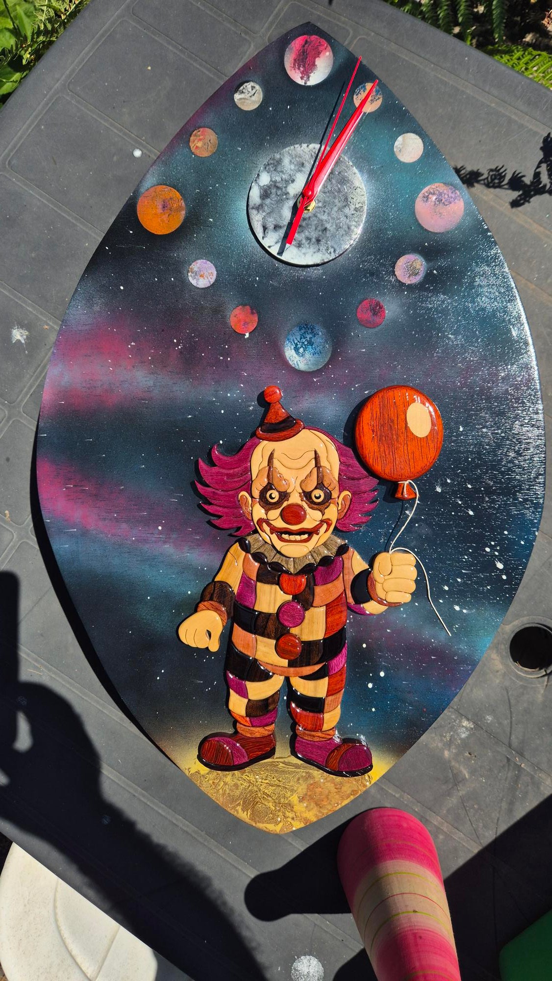 Art de l'intarsia "Clown pendule"