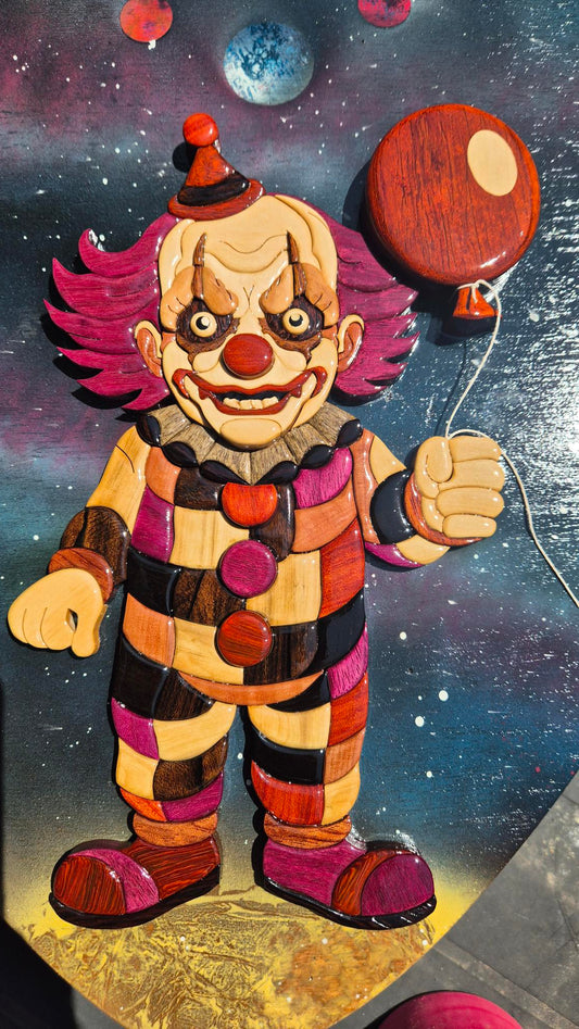 Art de l'intarsia "Clown pendule"