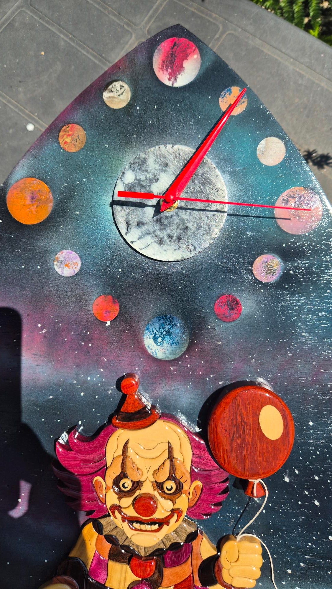 Art de l'intarsia "Clown pendule"