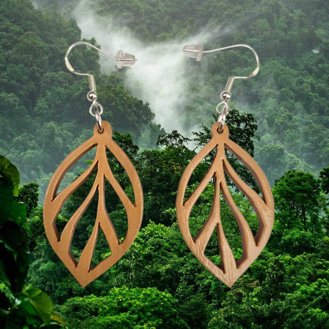 Boucle d'oreille en bois naturel de citronnier de ceylan "Feuille de citron"