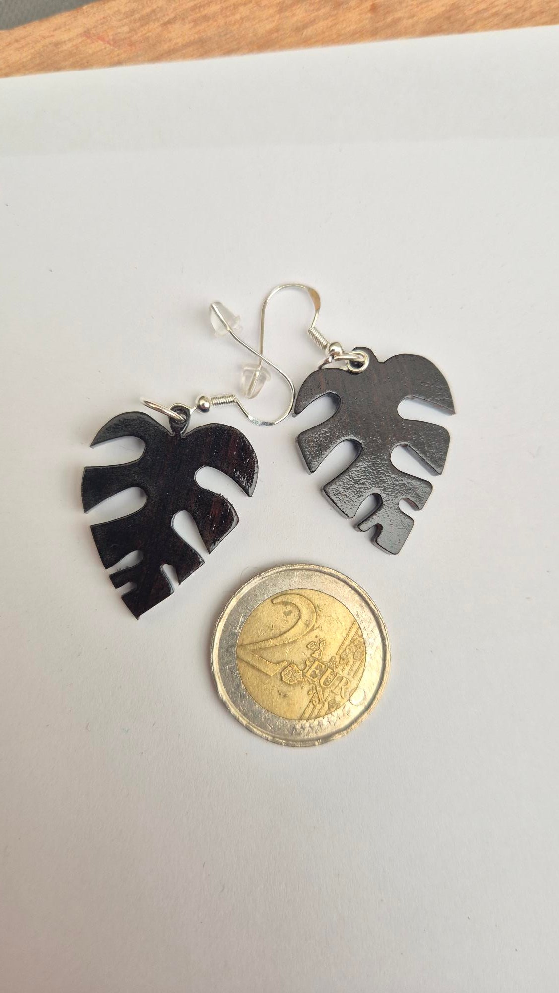 Boucles d'oreilles en bois naturel d'ébène "Monstera ébène"
