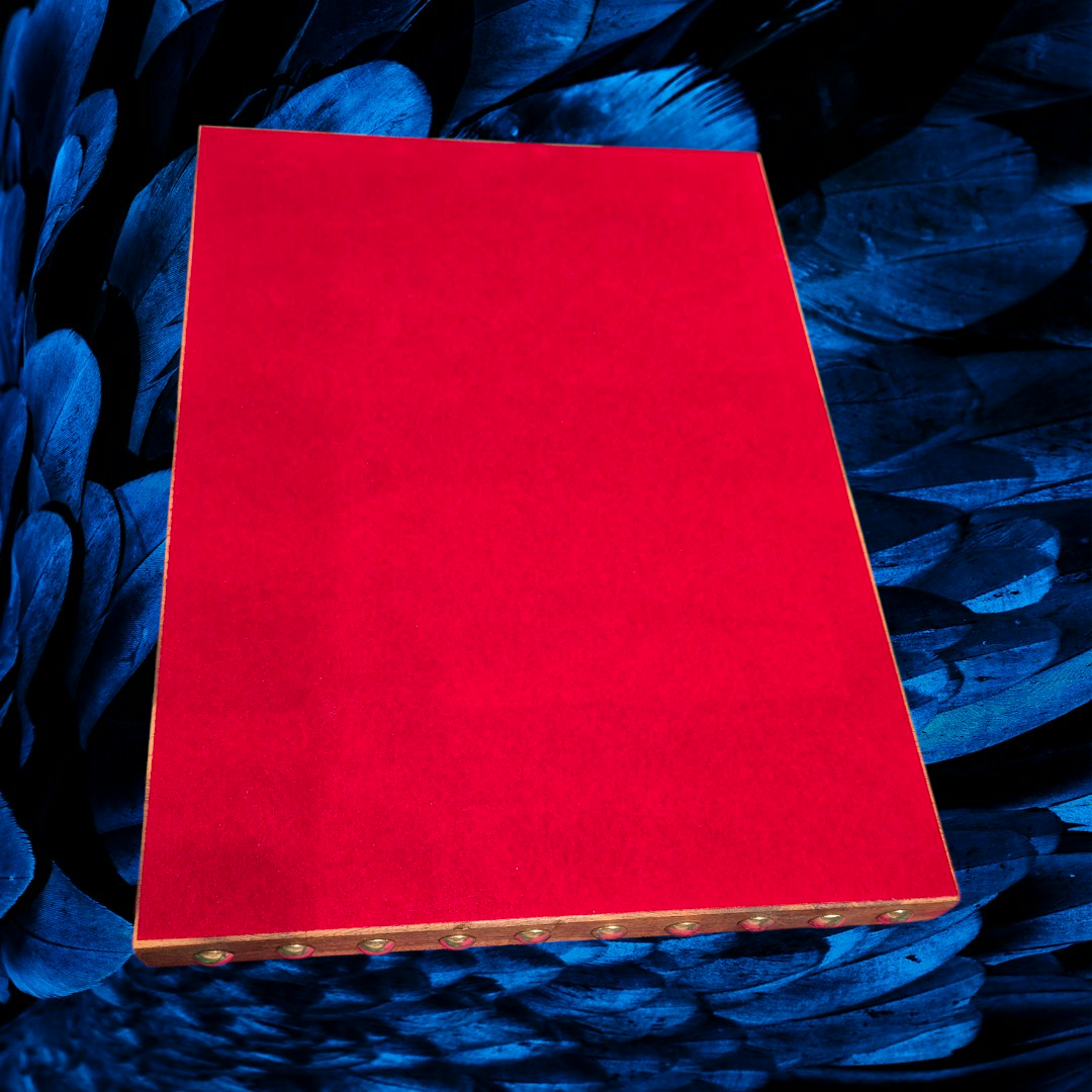 Boite du monde "Geïsha et carpe koï" avec 2 bougeoir en Acajou et un plateau en teck huilé avec un velours rouge totalement naturelle et 2 bougie led changeant de couleurs offert