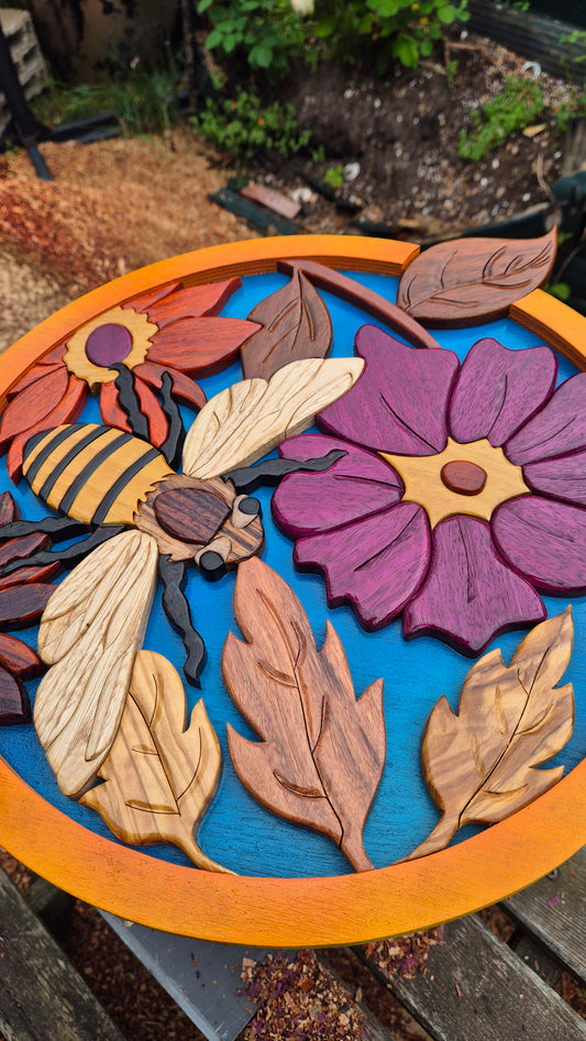 Art de l'intarsia "Abeille et ses fleurs"