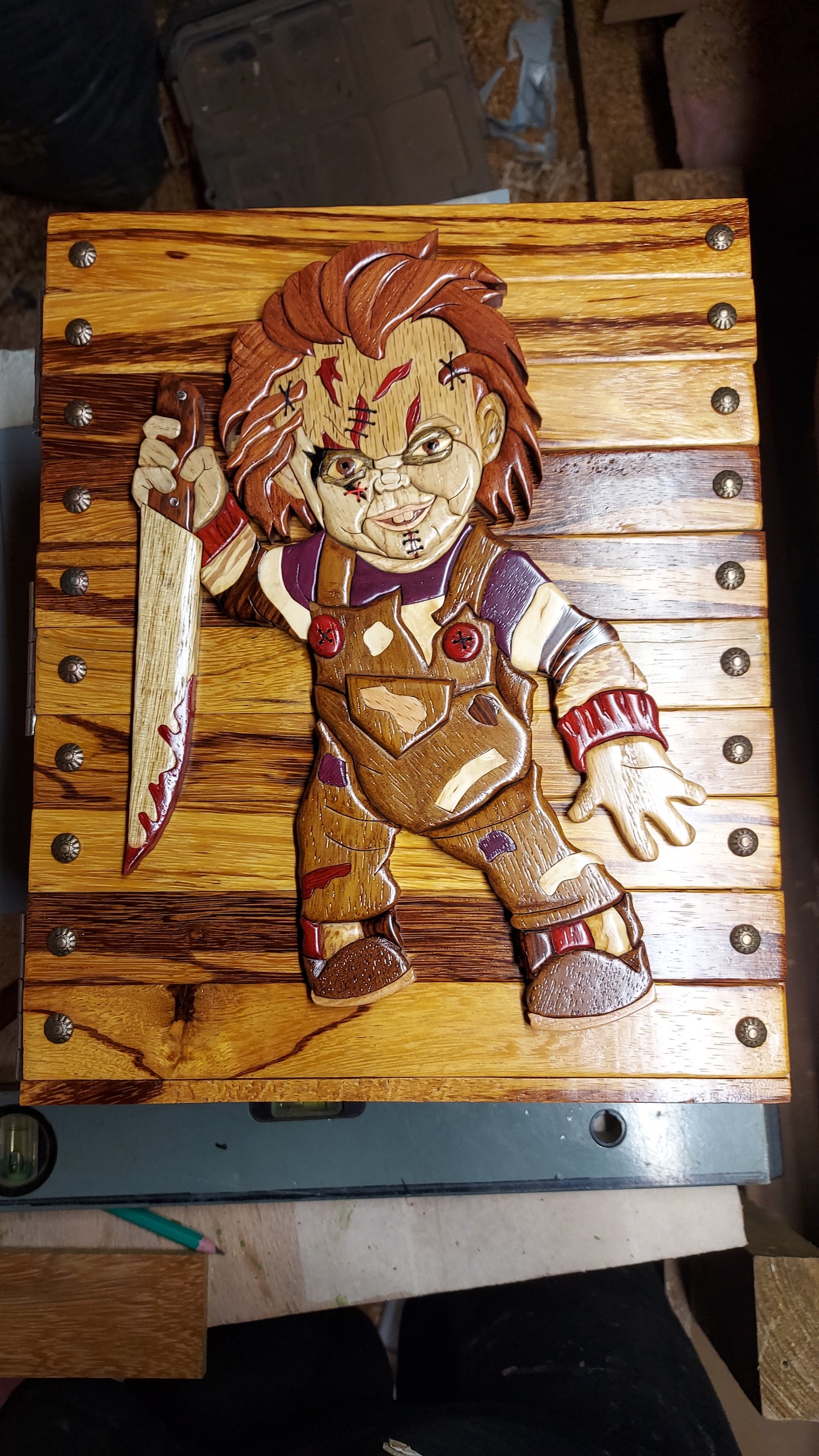 Art de l'intarsia "Chucky boite secrète"