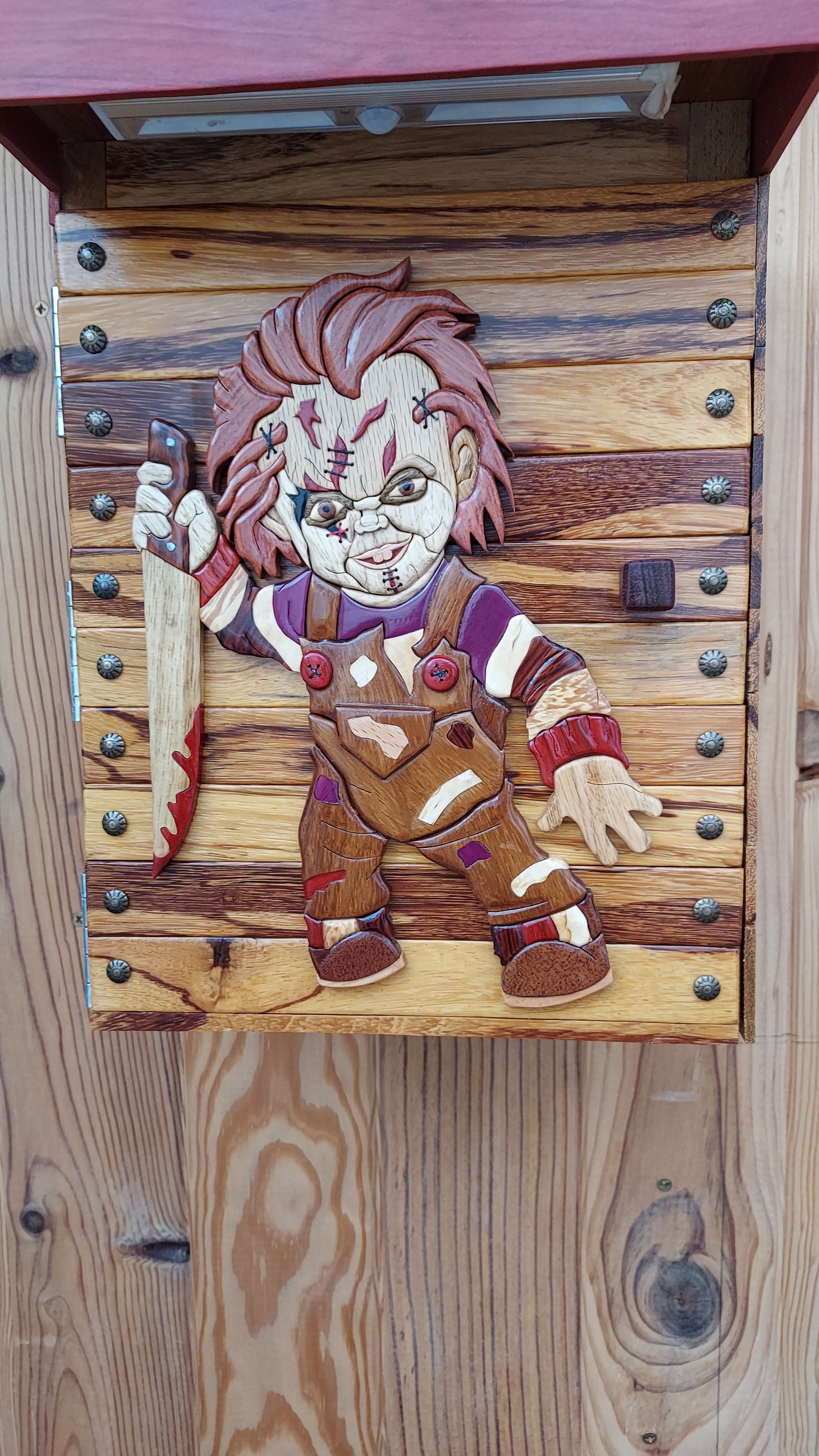 Art de l'intarsia "Chucky boite secrète"