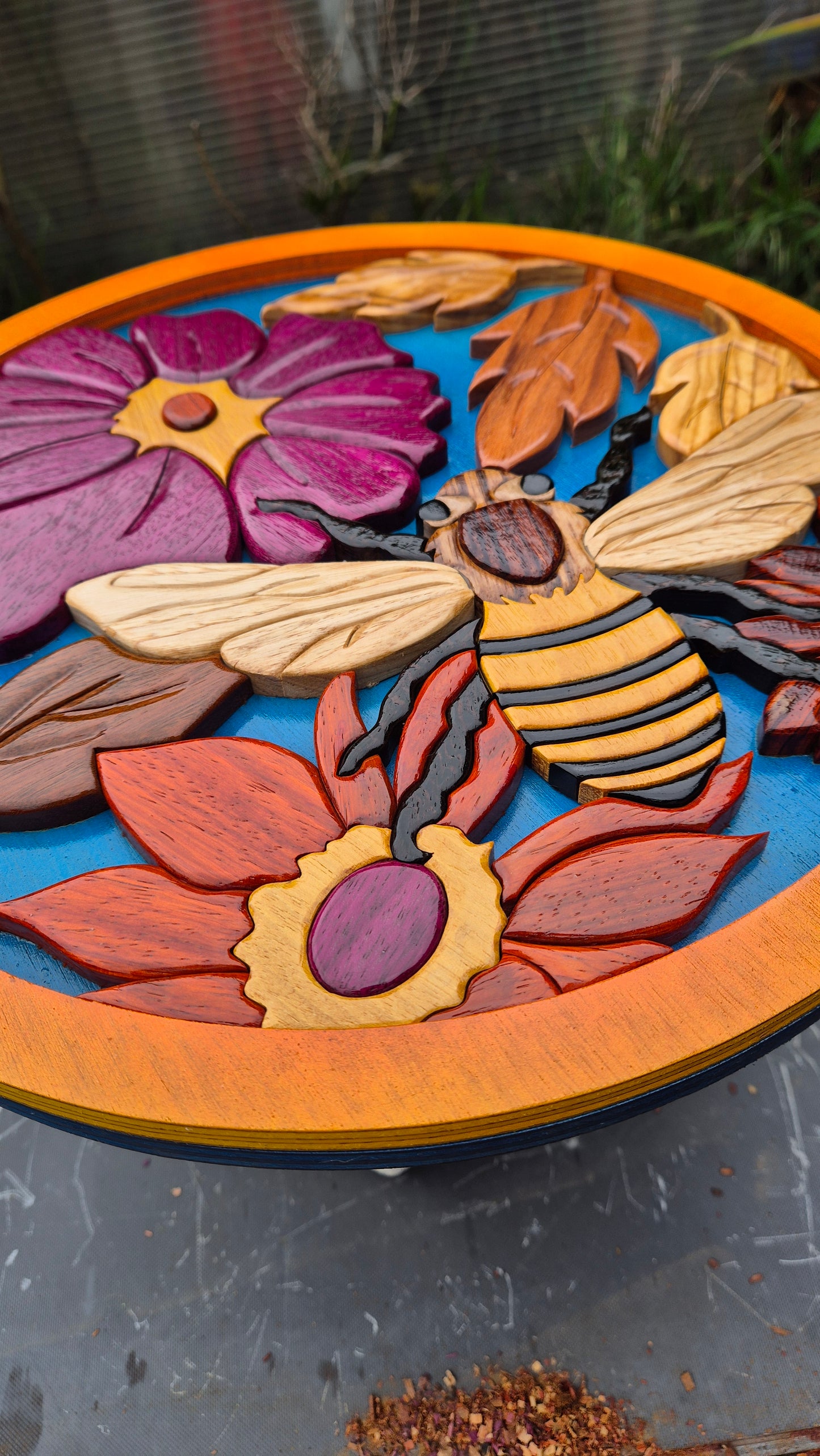 Art de l'intarsia "Abeille et ses fleurs"