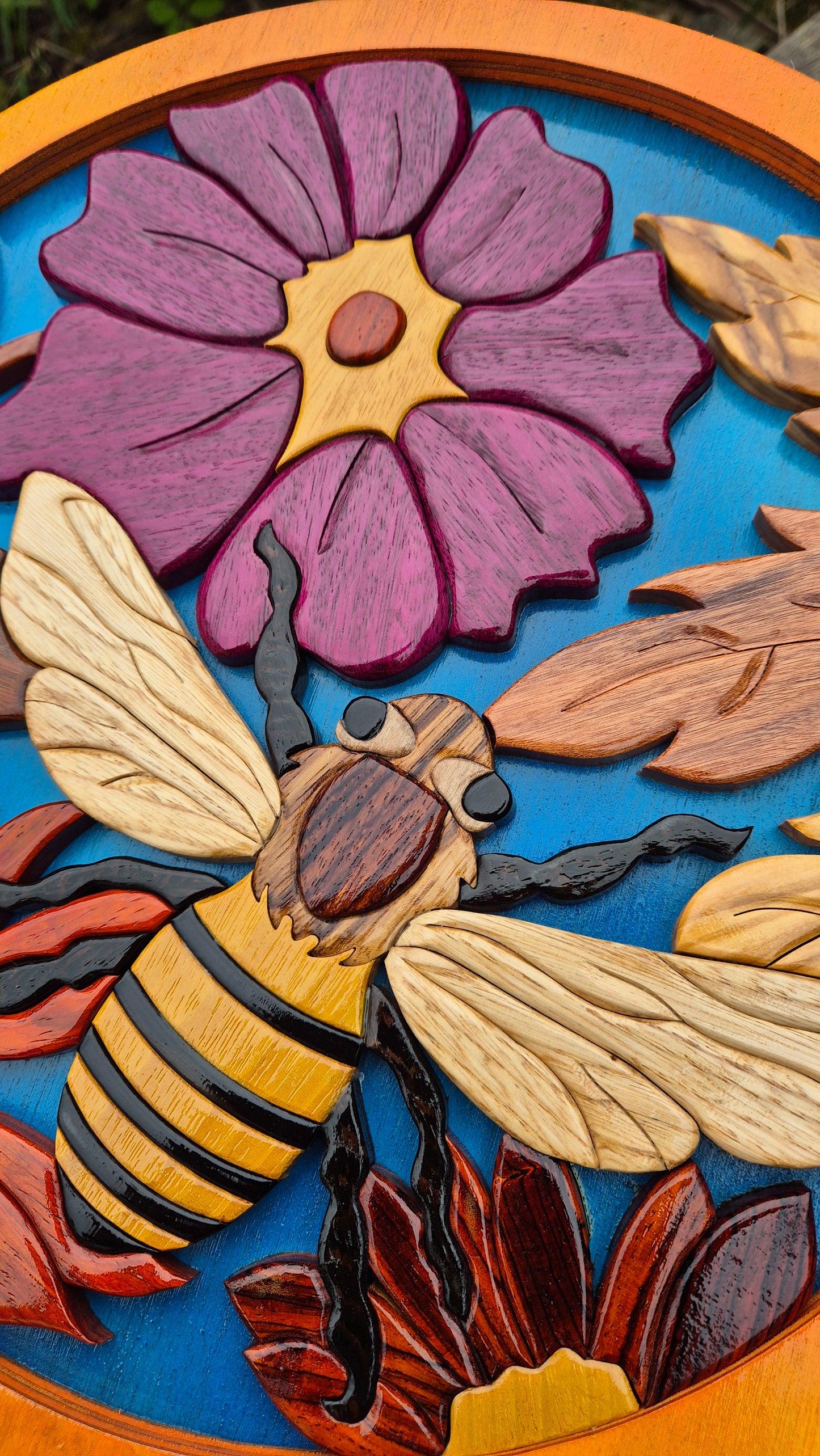 Art de l'intarsia "Abeille et ses fleurs"