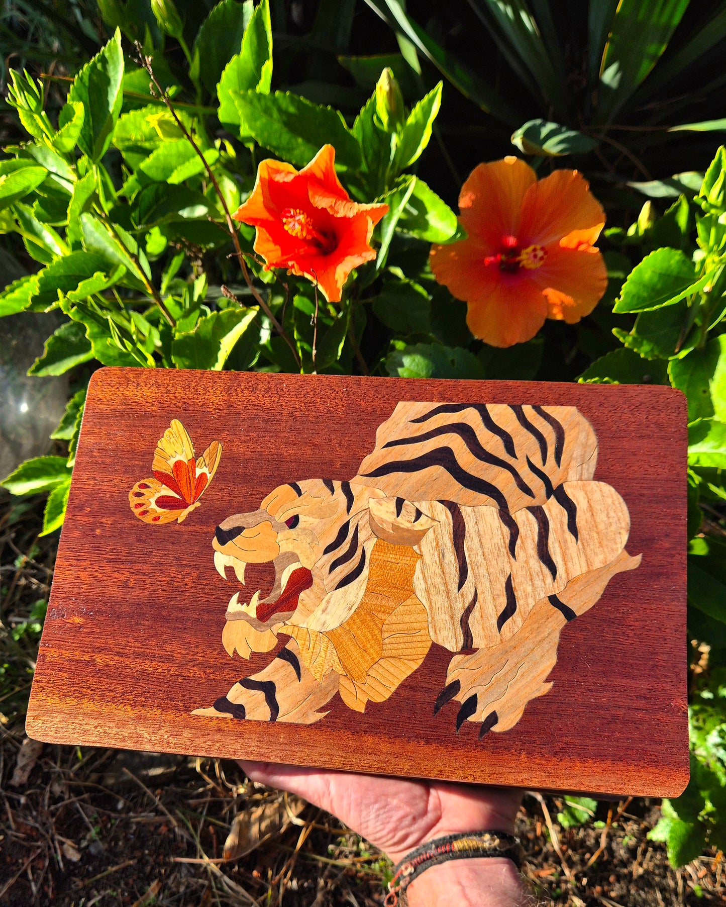 Boite en bois naturel Acajou "Le tigre et le petit papillon"avec son plateau en teck velours blanc et ses 2 bougeoirs en Acajou et érable et en cadeau cette magnifique lampe d'ambiance entièrement fait main!