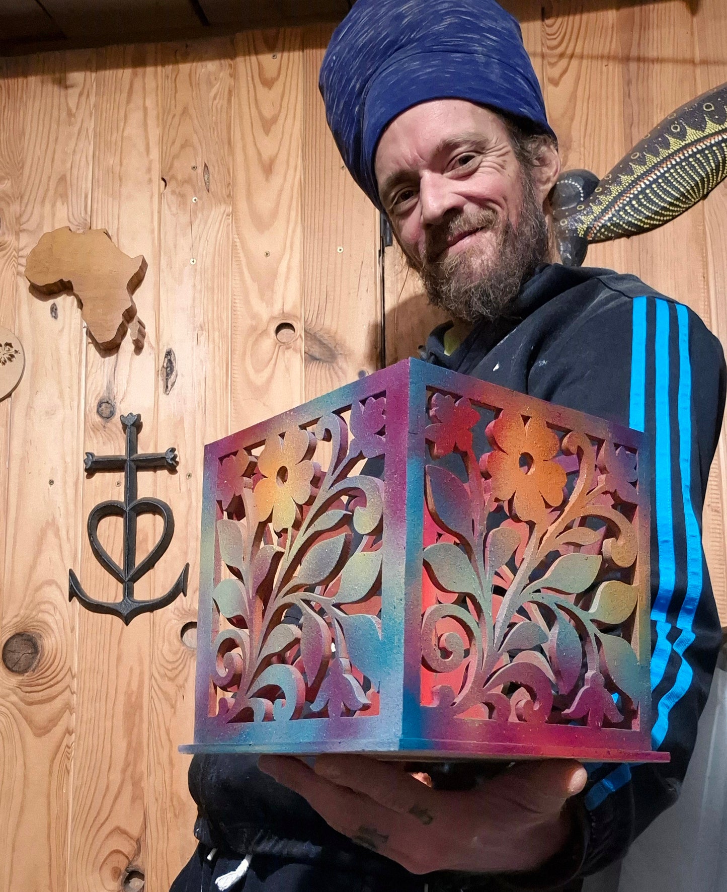 Lumière d'ambiance bougeoir  en okoumé peint.