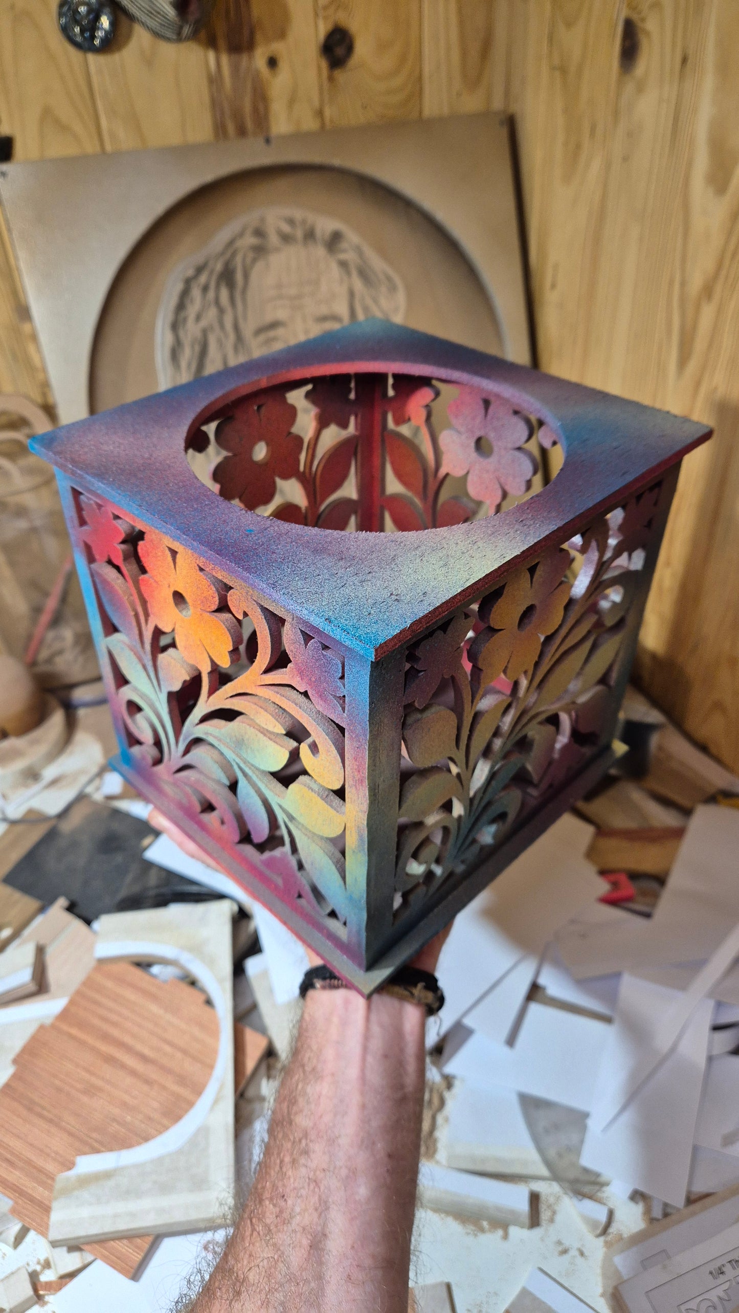 Lumière d'ambiance bougeoir  en okoumé peint.