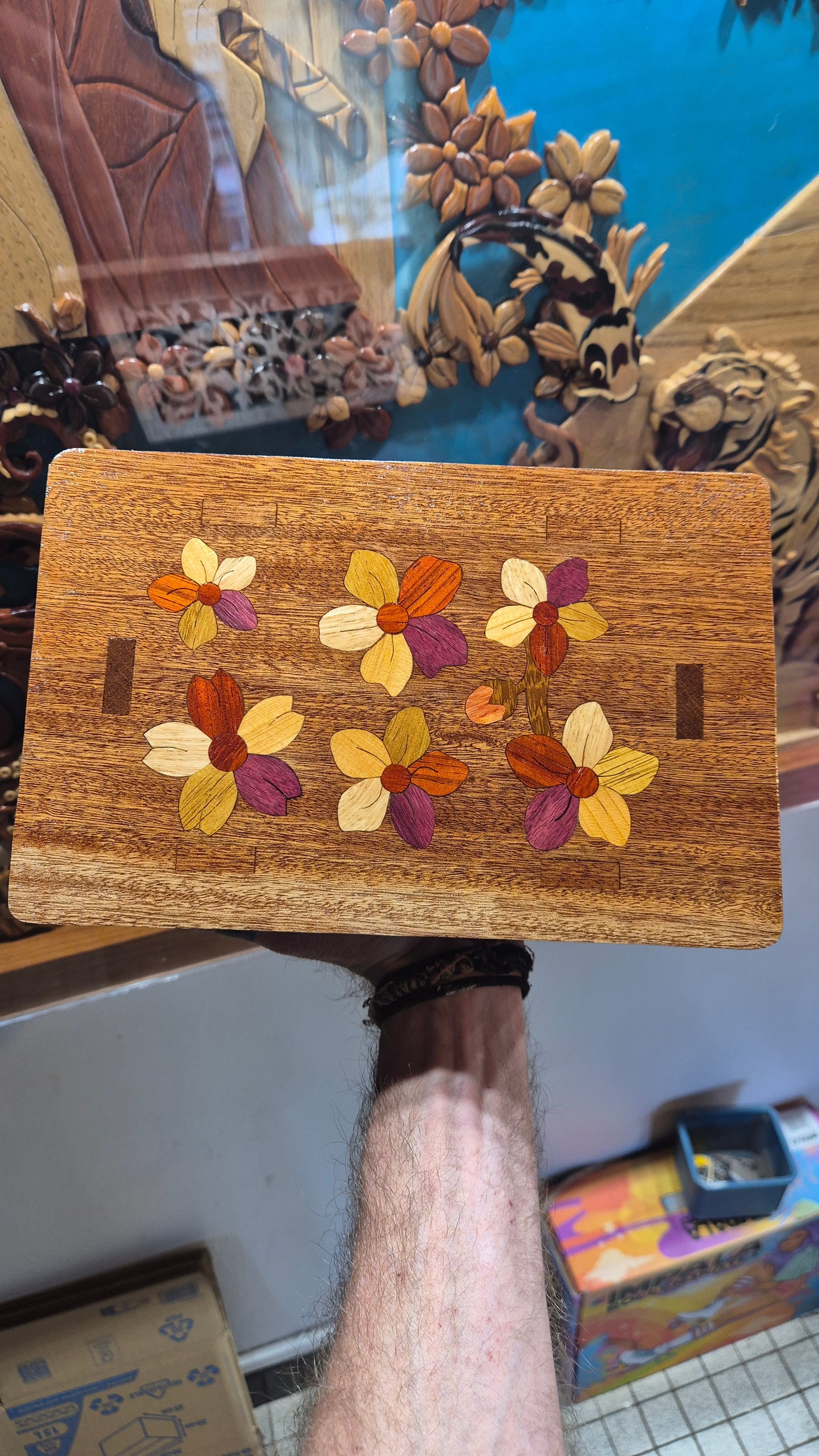 Boite en bois naturel Acajou "Le tigre et le petit papillon"avec son plateau en teck velours blanc et ses 2 bougeoirs en Acajou et érable et en cadeau cette magnifique lampe d'ambiance entièrement fait main!