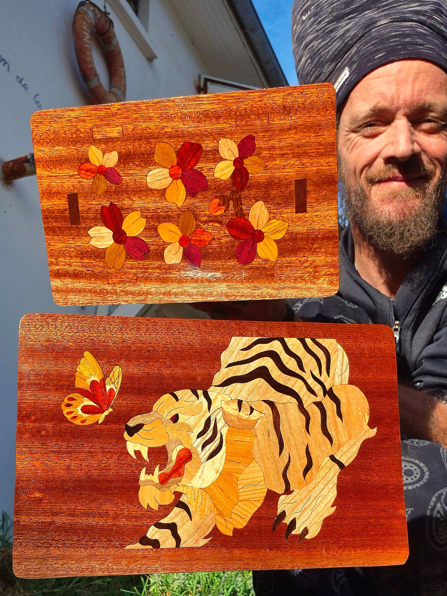 Boite en bois naturel Acajou "Le tigre et le petit papillon"avec son plateau en teck velours blanc et ses 2 bougeoirs en Acajou et érable et en cadeau cette magnifique lampe d'ambiance entièrement fait main!