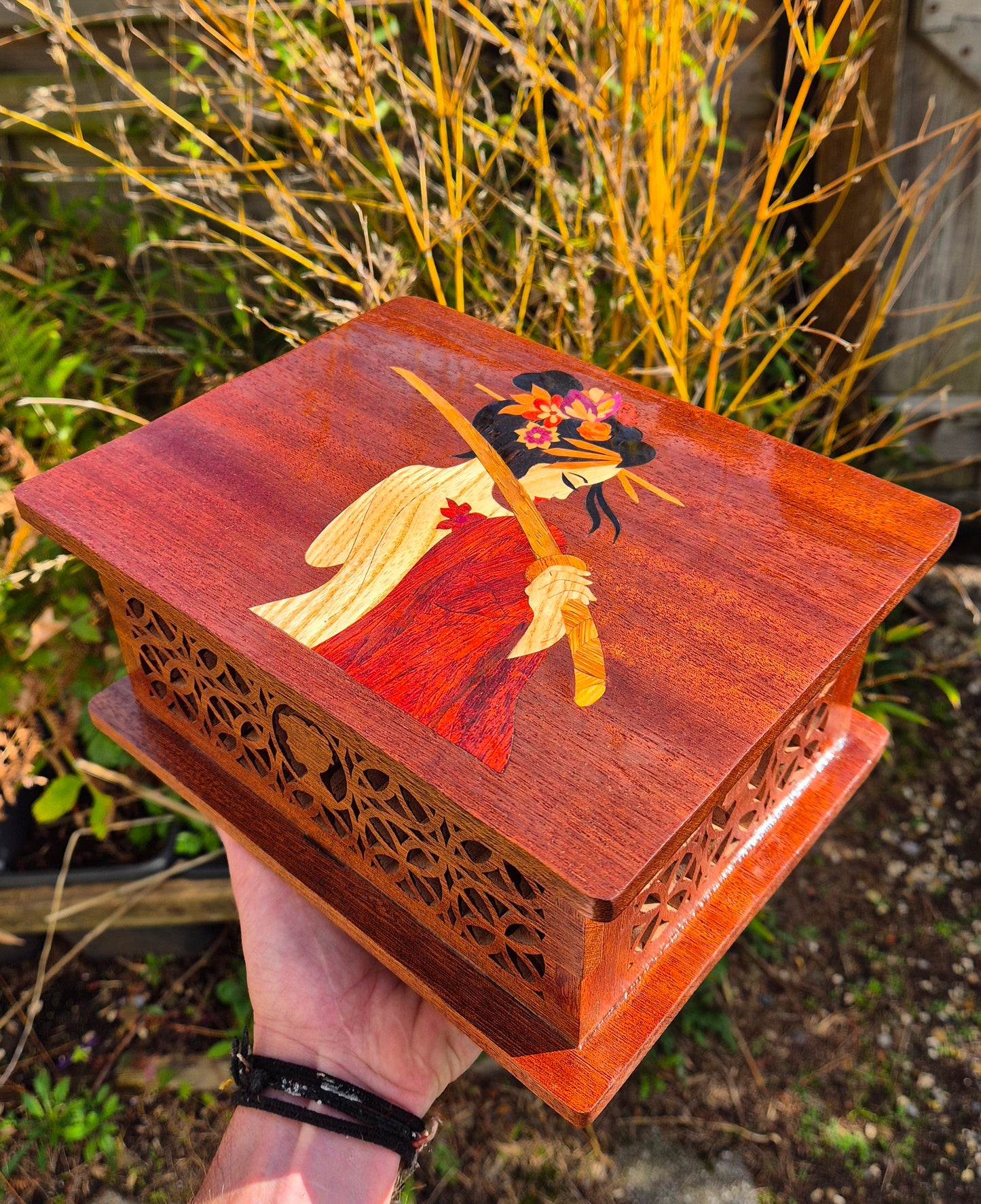 Boite du monde  "Geïsha et carpe koï" avec 2 bougeoir en Acajou et un plateau en teck huilé avec un velours rouge totalement naturelle et 2 bougie led changeant de couleurs offert