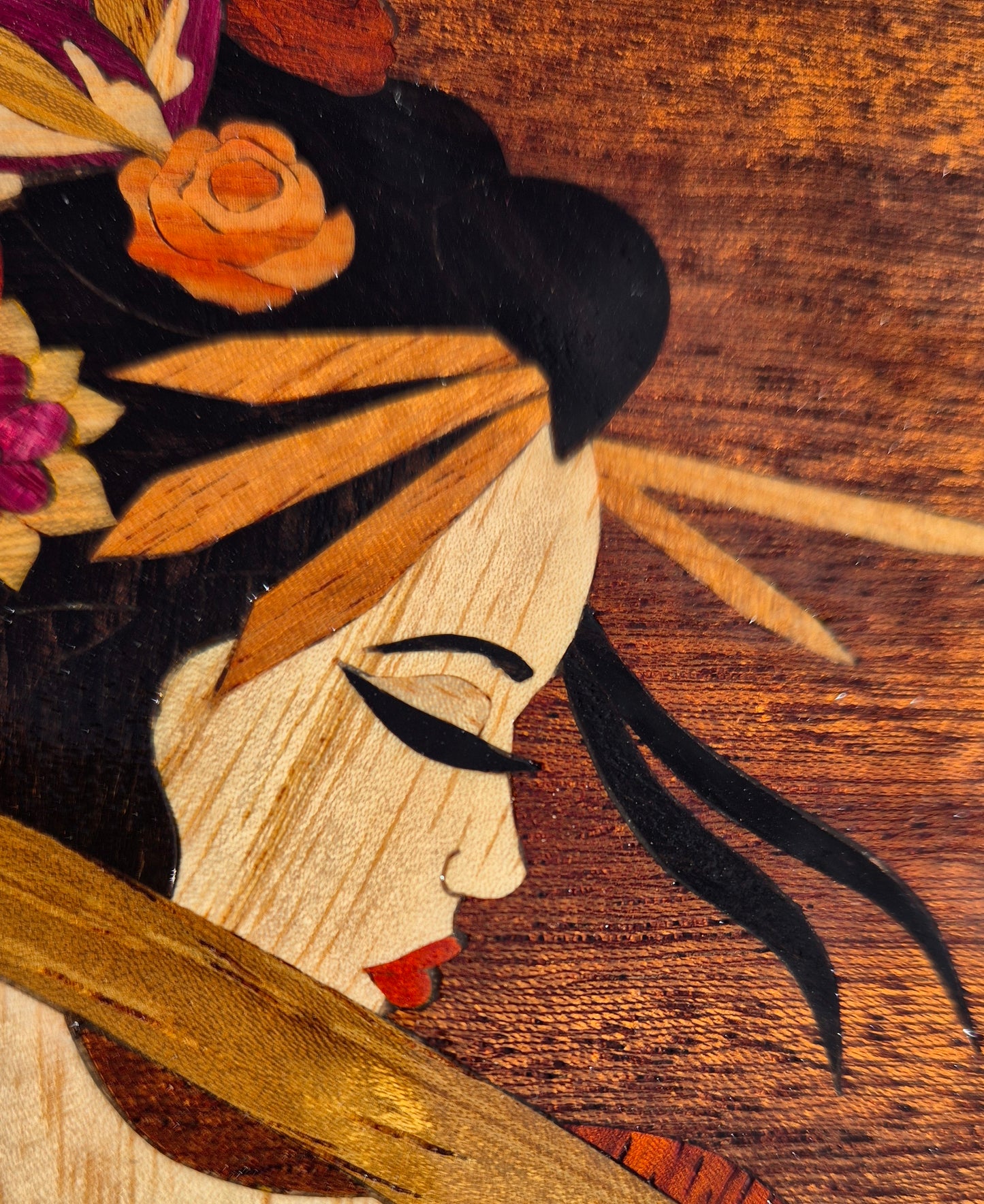 Boite du monde  "Geïsha et carpe koï" avec 2 bougeoir en Acajou et un plateau en teck huilé avec un velours rouge totalement naturelle et 2 bougie led changeant de couleurs offert