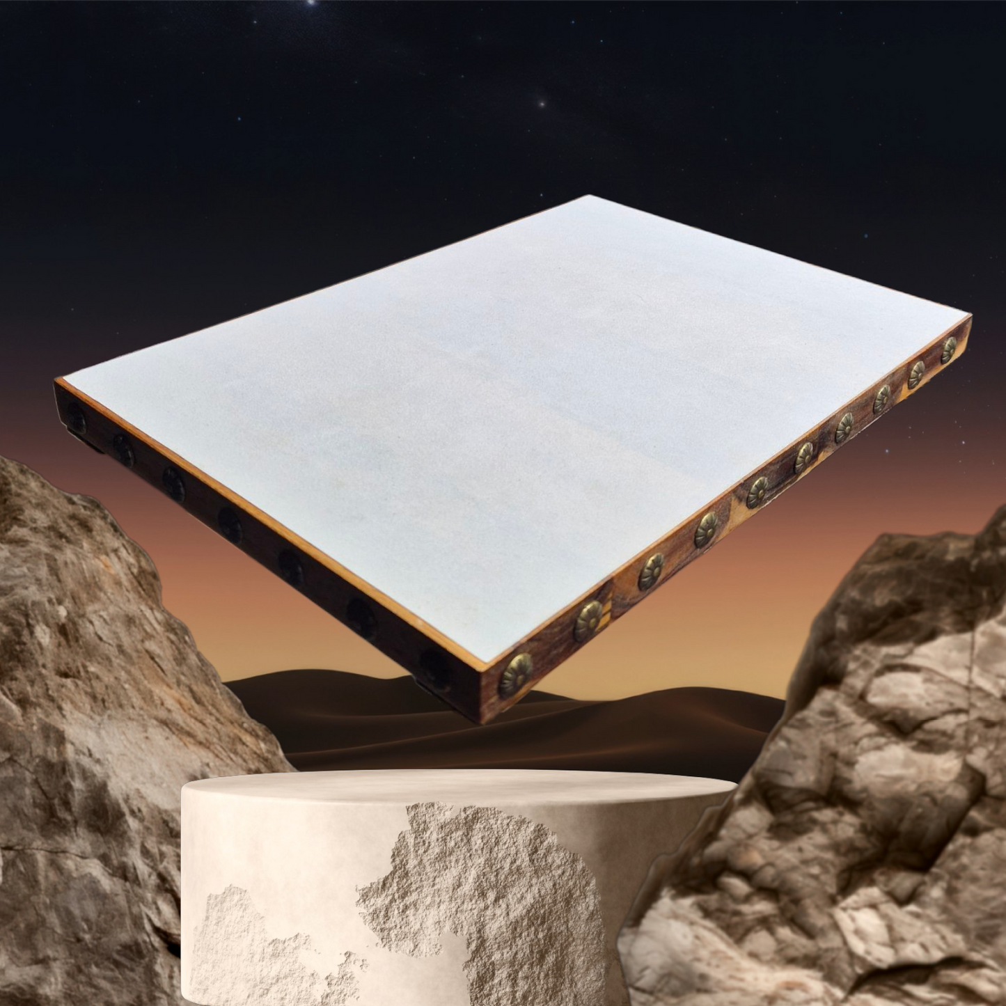 Boite en bois naturel Acajou "Le tigre et le petit papillon"avec son plateau en teck velours blanc et ses 2 bougeoirs en Acajou et érable et en cadeau cette magnifique lampe d'ambiance entièrement fait main!