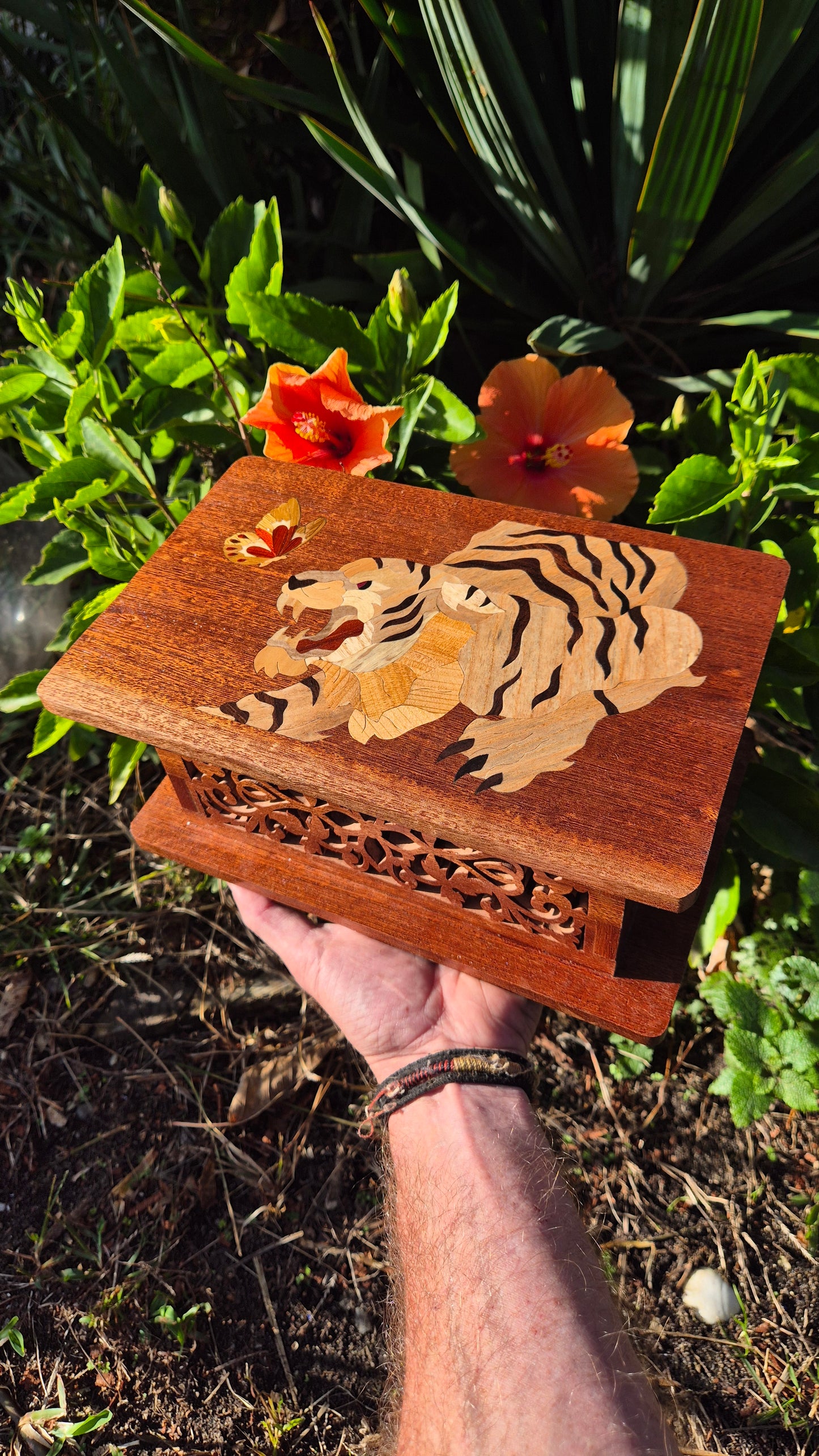 Boite en bois naturel Acajou "Le tigre et le petit papillon"avec son plateau en teck velours blanc et ses 2 bougeoirs en Acajou et érable et en cadeau cette magnifique lampe d'ambiance entièrement fait main!